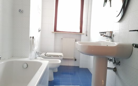 LUMINOSO 5 VANI IN VIA AQUILEIA