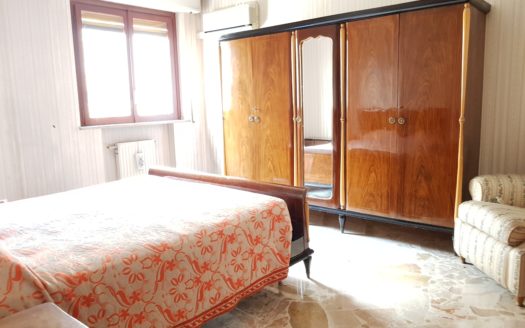 LUMINOSO 5 VANI IN VIA AQUILEIA