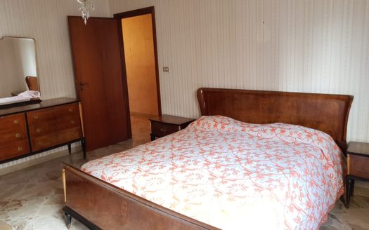 LUMINOSO 5 VANI IN VIA AQUILEIA