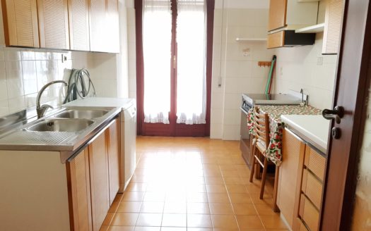 LUMINOSO 5 VANI IN VIA AQUILEIA