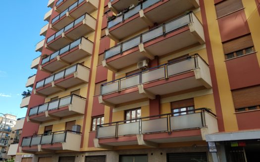 LUMINOSO 5 VANI IN VIA AQUILEIA