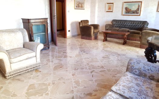 LUMINOSO 5 VANI IN VIA AQUILEIA