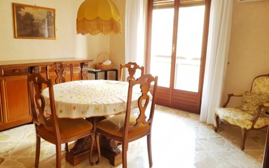 LUMINOSO 5 VANI IN VIA AQUILEIA