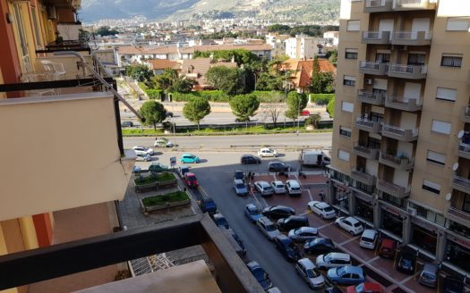 LUMINOSO 5 VANI IN VIA AQUILEIA