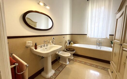 Luminoso 6 vani con terrazzo pressi Politeama