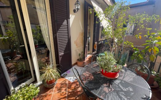 Luminoso 6 vani con terrazzo pressi Politeama