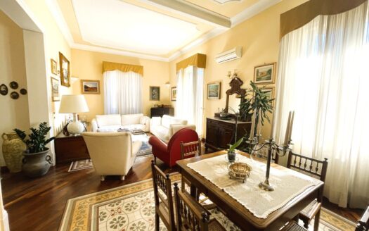 Luminoso 6 vani con terrazzo pressi Politeama