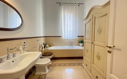 Luminoso 6 vani con terrazzo pressi Politeama