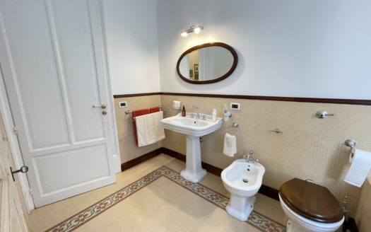 Luminoso 6 vani con terrazzo pressi Politeama