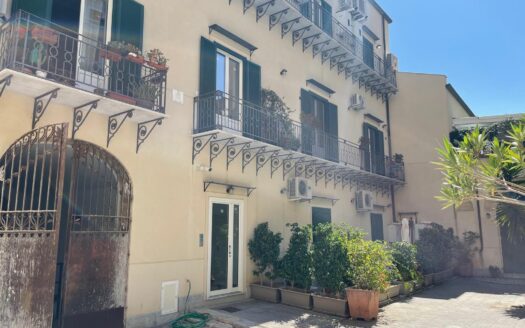 Signorile e ampio 3 vani con terrazzo zona Dante