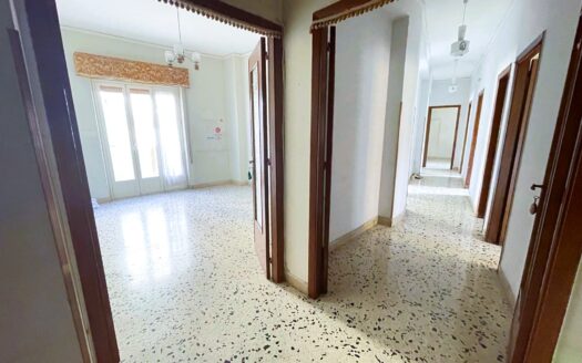 Luminoso appartamento in via Quarto dei Mille n.36